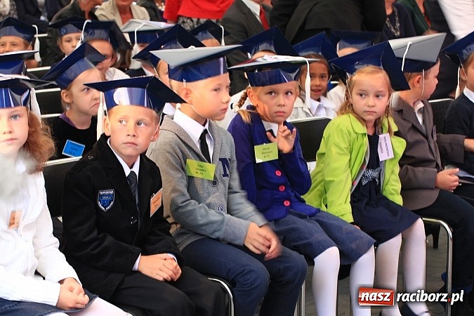 Zdjęcie w galerii na portalu naszraciborz.pl: Wojew&oacute;dzka inauguracja roku szkolnego w SP 15. Minister Edukacji Narodowej wręczyła pierwszoklasistom nowe elementarze! wiadomości z regionu
