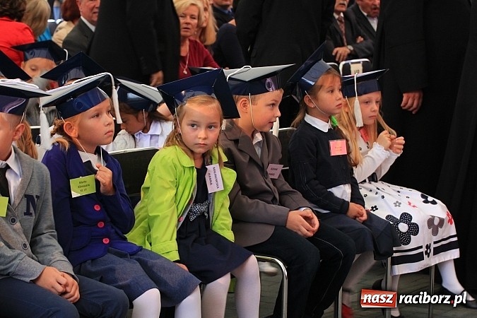 Zdjęcie w galerii na portalu naszraciborz.pl: Wojew&oacute;dzka inauguracja roku szkolnego w SP 15. Minister Edukacji Narodowej wręczyła pierwszoklasistom nowe elementarze! wiadomości z regionu