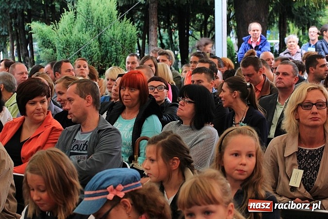 Zdjęcie w galerii na portalu naszraciborz.pl: Wojew&oacute;dzka inauguracja roku szkolnego w SP 15. Minister Edukacji Narodowej wręczyła pierwszoklasistom nowe elementarze! wiadomości z regionu