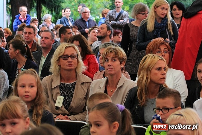Zdjęcie w galerii na portalu naszraciborz.pl: Wojew&oacute;dzka inauguracja roku szkolnego w SP 15. Minister Edukacji Narodowej wręczyła pierwszoklasistom nowe elementarze! wiadomości z regionu