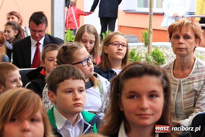 Zdjęcie w galerii na portalu naszraciborz.pl: Wojew&oacute;dzka inauguracja roku szkolnego w SP 15. Minister Edukacji Narodowej wręczyła pierwszoklasistom nowe elementarze! wiadomości z regionu