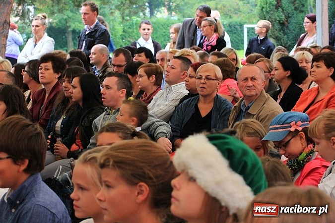 Zdjęcie w galerii na portalu naszraciborz.pl: Wojew&oacute;dzka inauguracja roku szkolnego w SP 15. Minister Edukacji Narodowej wręczyła pierwszoklasistom nowe elementarze! wiadomości z regionu
