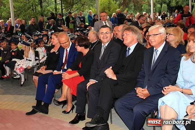Zdjęcie w galerii na portalu naszraciborz.pl: Wojew&oacute;dzka inauguracja roku szkolnego w SP 15. Minister Edukacji Narodowej wręczyła pierwszoklasistom nowe elementarze! wiadomości z regionu