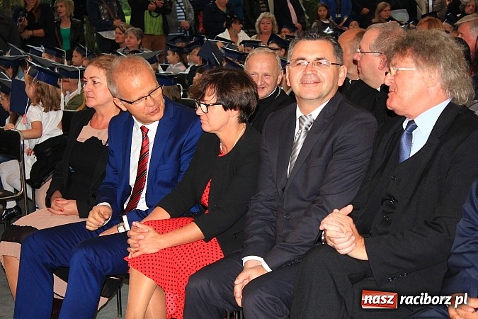 Zdjęcie w galerii na portalu naszraciborz.pl: Wojew&oacute;dzka inauguracja roku szkolnego w SP 15. Minister Edukacji Narodowej wręczyła pierwszoklasistom nowe elementarze! wiadomości z regionu