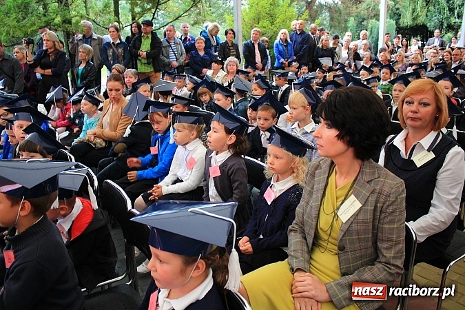 Zdjęcie w galerii na portalu naszraciborz.pl: Wojew&oacute;dzka inauguracja roku szkolnego w SP 15. Minister Edukacji Narodowej wręczyła pierwszoklasistom nowe elementarze! wiadomości z regionu