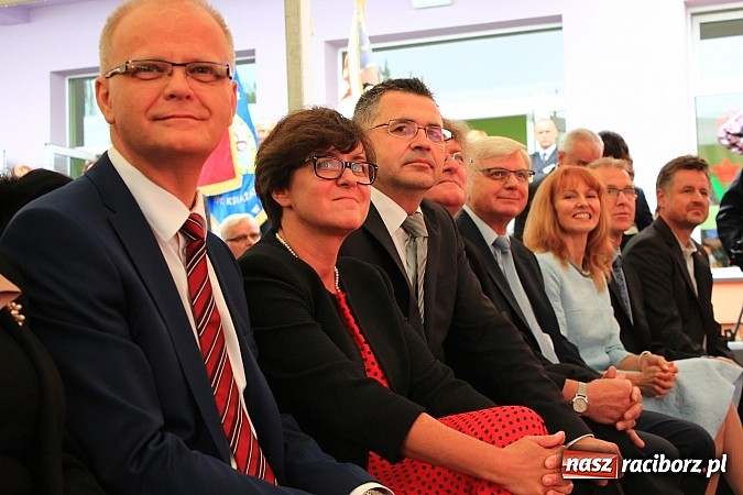 Zdjęcie w galerii na portalu naszraciborz.pl: Wojew&oacute;dzka inauguracja roku szkolnego w SP 15. Minister Edukacji Narodowej wręczyła pierwszoklasistom nowe elementarze! wiadomości z regionu