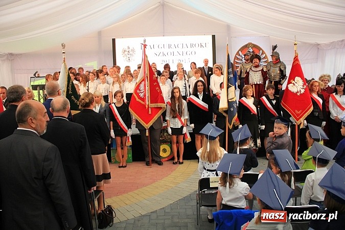 Zdjęcie w galerii na portalu naszraciborz.pl: Wojew&oacute;dzka inauguracja roku szkolnego w SP 15. Minister Edukacji Narodowej wręczyła pierwszoklasistom nowe elementarze! wiadomości z regionu