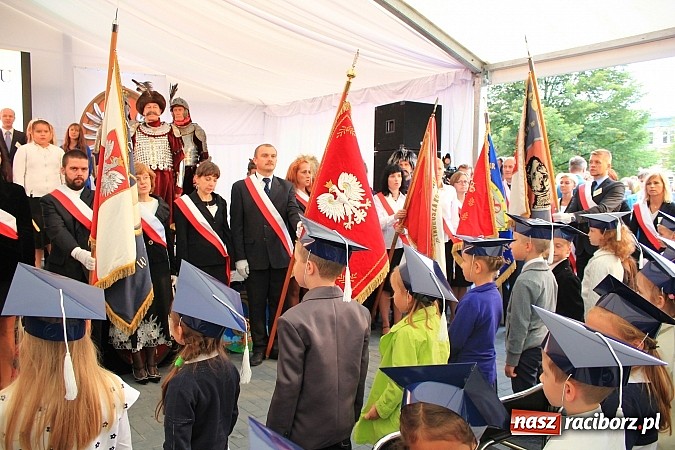 Zdjęcie w galerii na portalu naszraciborz.pl: Wojew&oacute;dzka inauguracja roku szkolnego w SP 15. Minister Edukacji Narodowej wręczyła pierwszoklasistom nowe elementarze! wiadomości z regionu