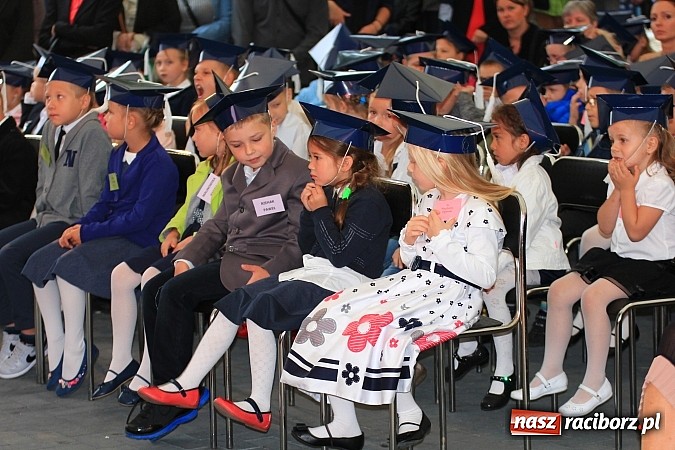 Zdjęcie w galerii na portalu naszraciborz.pl: Wojew&oacute;dzka inauguracja roku szkolnego w SP 15. Minister Edukacji Narodowej wręczyła pierwszoklasistom nowe elementarze! wiadomości z regionu
