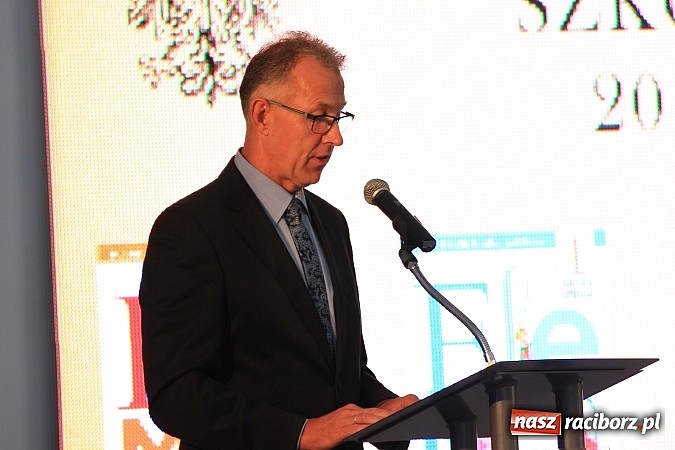 Zdjęcie w galerii na portalu naszraciborz.pl: Wojew&oacute;dzka inauguracja roku szkolnego w SP 15. Minister Edukacji Narodowej wręczyła pierwszoklasistom nowe elementarze! wiadomości z regionu