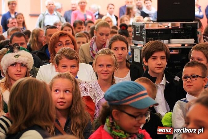 Zdjęcie w galerii na portalu naszraciborz.pl: Wojew&oacute;dzka inauguracja roku szkolnego w SP 15. Minister Edukacji Narodowej wręczyła pierwszoklasistom nowe elementarze! wiadomości z regionu