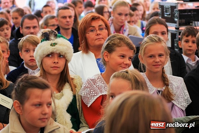 Zdjęcie w galerii na portalu naszraciborz.pl: Wojew&oacute;dzka inauguracja roku szkolnego w SP 15. Minister Edukacji Narodowej wręczyła pierwszoklasistom nowe elementarze! wiadomości z regionu