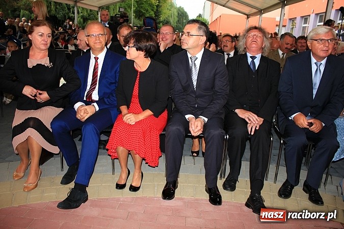 Zdjęcie w galerii na portalu naszraciborz.pl: Wojew&oacute;dzka inauguracja roku szkolnego w SP 15. Minister Edukacji Narodowej wręczyła pierwszoklasistom nowe elementarze! wiadomości z regionu