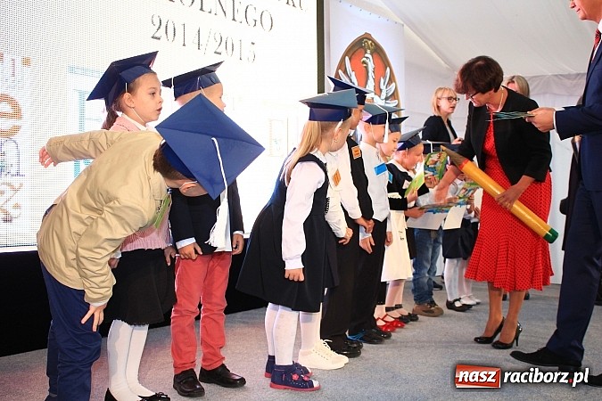 Zdjęcie w galerii na portalu naszraciborz.pl: Wojew&oacute;dzka inauguracja roku szkolnego w SP 15. Minister Edukacji Narodowej wręczyła pierwszoklasistom nowe elementarze! wiadomości z regionu