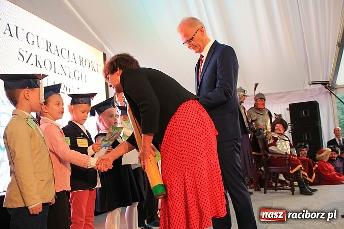 Zdjęcie w galerii na portalu naszraciborz.pl: Wojew&oacute;dzka inauguracja roku szkolnego w SP 15. Minister Edukacji Narodowej wręczyła pierwszoklasistom nowe elementarze! wiadomości z regionu