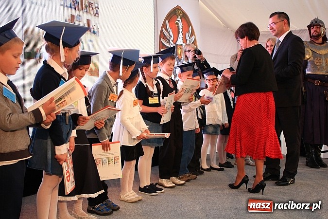 Zdjęcie w galerii na portalu naszraciborz.pl: Wojew&oacute;dzka inauguracja roku szkolnego w SP 15. Minister Edukacji Narodowej wręczyła pierwszoklasistom nowe elementarze! wiadomości z regionu