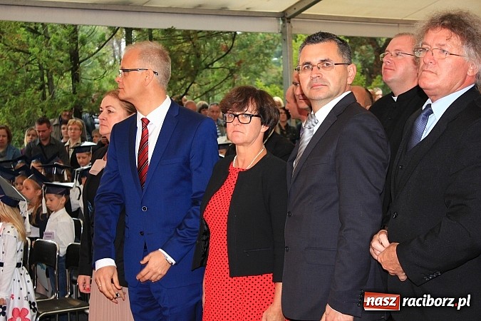 Zdjęcie w galerii na portalu naszraciborz.pl: Wojew&oacute;dzka inauguracja roku szkolnego w SP 15. Minister Edukacji Narodowej wręczyła pierwszoklasistom nowe elementarze! wiadomości z regionu