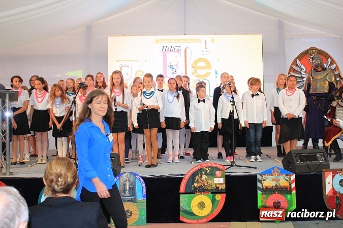 Zdjęcie w galerii na portalu naszraciborz.pl: Wojew&oacute;dzka inauguracja roku szkolnego w SP 15. Minister Edukacji Narodowej wręczyła pierwszoklasistom nowe elementarze! wiadomości z regionu