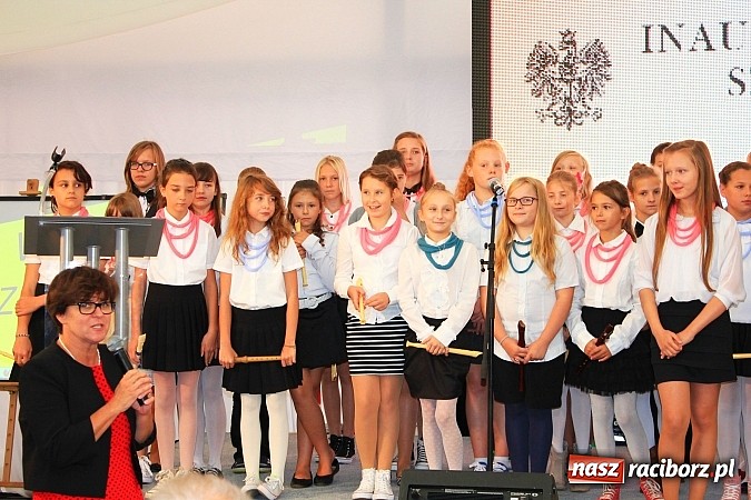 Zdjęcie w galerii na portalu naszraciborz.pl: Wojew&oacute;dzka inauguracja roku szkolnego w SP 15. Minister Edukacji Narodowej wręczyła pierwszoklasistom nowe elementarze! wiadomości z regionu