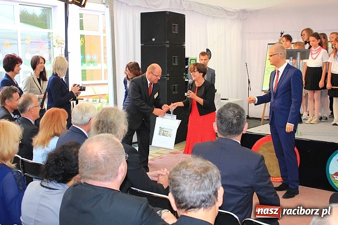 Zdjęcie w galerii na portalu naszraciborz.pl: Wojew&oacute;dzka inauguracja roku szkolnego w SP 15. Minister Edukacji Narodowej wręczyła pierwszoklasistom nowe elementarze! wiadomości z regionu