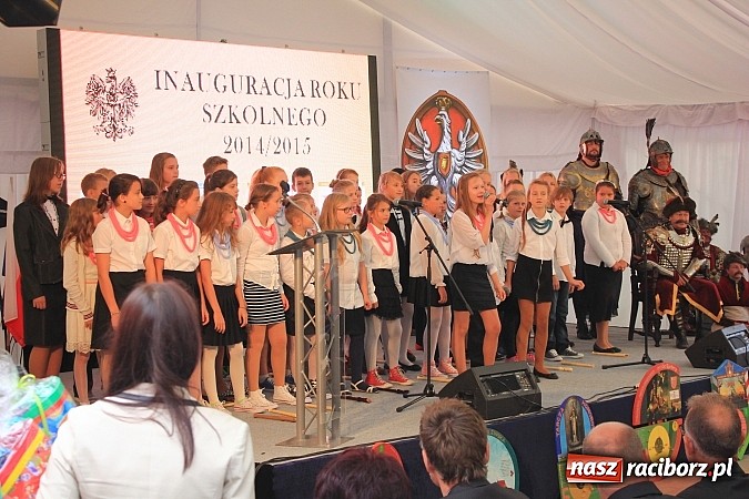 Zdjęcie w galerii na portalu naszraciborz.pl: Wojew&oacute;dzka inauguracja roku szkolnego w SP 15. Minister Edukacji Narodowej wręczyła pierwszoklasistom nowe elementarze! wiadomości z regionu