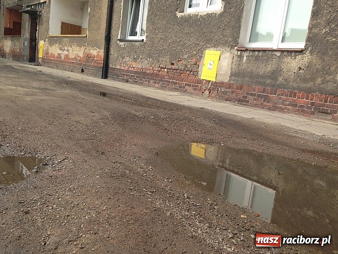 Zdjęcie w galerii na portalu naszraciborz.pl: Fatalny stan drogi dojazdowej na Miechowskiej wiadomości z regionu