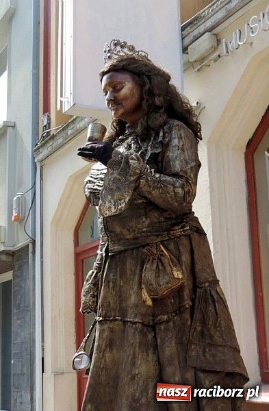 Zdjęcie w galerii na portalu naszraciborz.pl: Cały czas ulepszam swój warsztat. Asia Nitefor o byciu żywą rzeźbą wiadomości z regionu