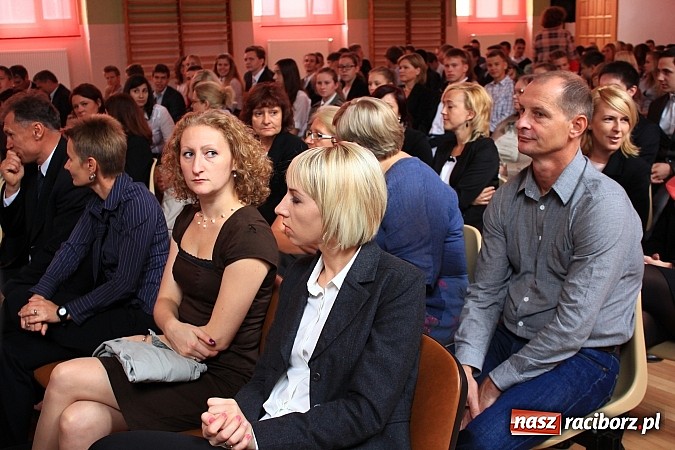 Zdjęcie w galerii na portalu naszraciborz.pl: Niech ten rok będzie dla nas dobry, czyli Inauguracja Roku Szkolnego w ZSBiRR wiadomości z regionu
