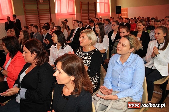Zdjęcie w galerii na portalu naszraciborz.pl: Niech ten rok będzie dla nas dobry, czyli Inauguracja Roku Szkolnego w ZSBiRR wiadomości z regionu
