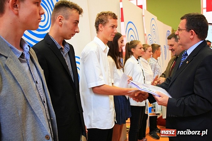 Zdjęcie w galerii na portalu naszraciborz.pl: Niech ten rok będzie dla nas dobry, czyli Inauguracja Roku Szkolnego w ZSBiRR wiadomości z regionu