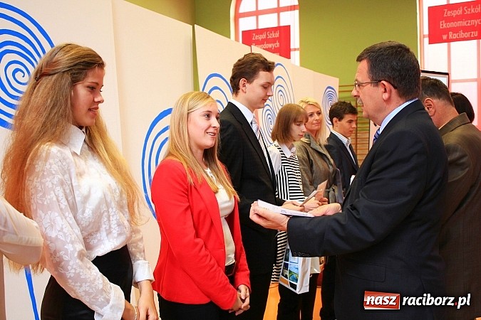 Zdjęcie w galerii na portalu naszraciborz.pl: Niech ten rok będzie dla nas dobry, czyli Inauguracja Roku Szkolnego w ZSBiRR wiadomości z regionu