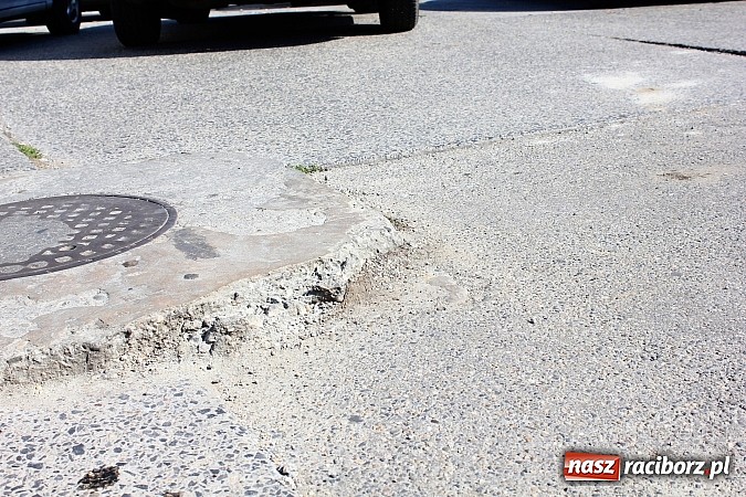 Zdjęcie w galerii na portalu naszraciborz.pl: Jeszcze w tym roku nowy asfalt na części pl. Długosza wiadomości z regionu