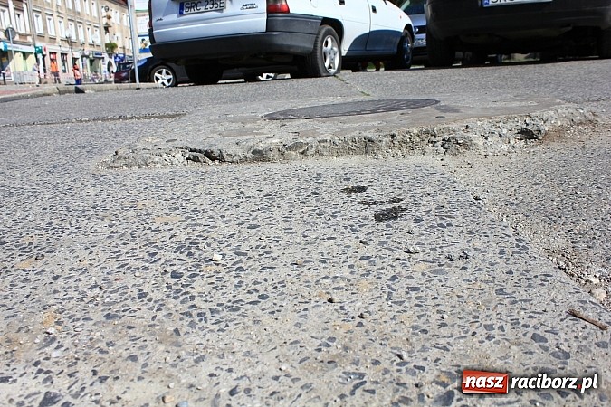 Zdjęcie w galerii na portalu naszraciborz.pl: Jeszcze w tym roku nowy asfalt na części pl. Długosza wiadomości z regionu