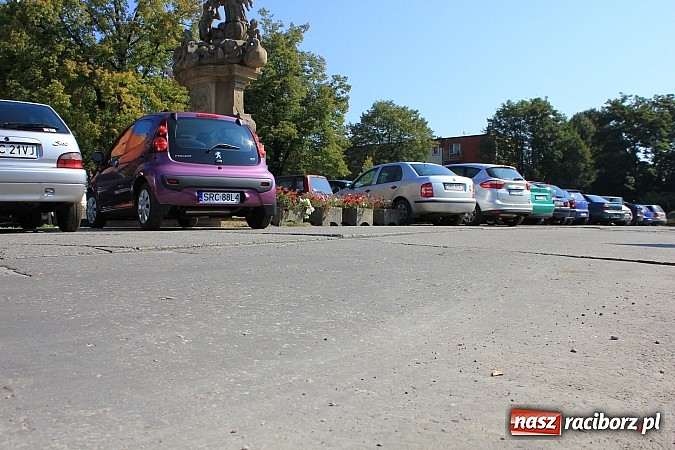 Zdjęcie w galerii na portalu naszraciborz.pl: Jeszcze w tym roku nowy asfalt na części pl. Długosza wiadomości z regionu