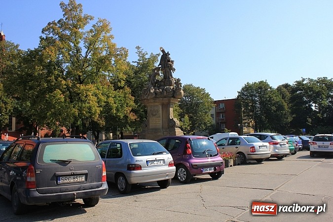 Zdjęcie w galerii na portalu naszraciborz.pl: Jeszcze w tym roku nowy asfalt na części pl. Długosza wiadomości z regionu