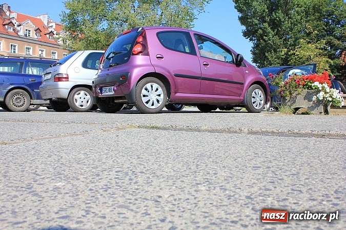 Zdjęcie w galerii na portalu naszraciborz.pl: Jeszcze w tym roku nowy asfalt na części pl. Długosza wiadomości z regionu