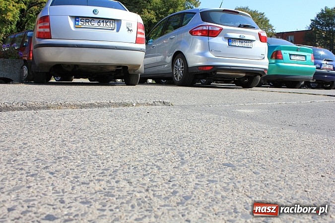 Zdjęcie w galerii na portalu naszraciborz.pl: Jeszcze w tym roku nowy asfalt na części pl. Długosza wiadomości z regionu