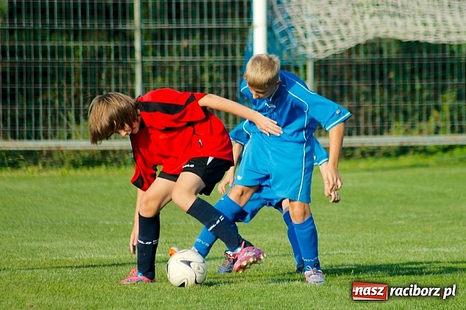 Zdjęcie w galerii na portalu naszraciborz.pl: Młodziki Nędzy lepsze w Markowicach. Kapitan pokazał jak strzelać wiadomości z regionu