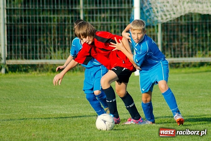 Zdjęcie w galerii na portalu naszraciborz.pl: Młodziki Nędzy lepsze w Markowicach. Kapitan pokazał jak strzelać wiadomości z regionu