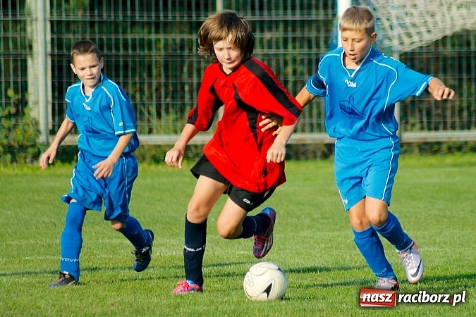 Zdjęcie w galerii na portalu naszraciborz.pl: Młodziki Nędzy lepsze w Markowicach. Kapitan pokazał jak strzelać wiadomości z regionu