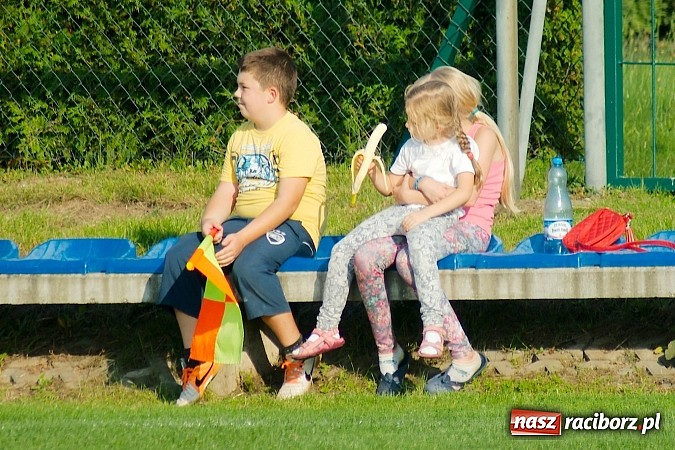 Zdjęcie w galerii na portalu naszraciborz.pl: Młodziki Nędzy lepsze w Markowicach. Kapitan pokazał jak strzelać wiadomości z regionu