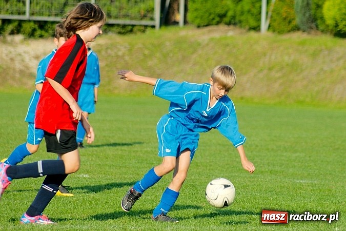 Zdjęcie w galerii na portalu naszraciborz.pl: Młodziki Nędzy lepsze w Markowicach. Kapitan pokazał jak strzelać wiadomości z regionu