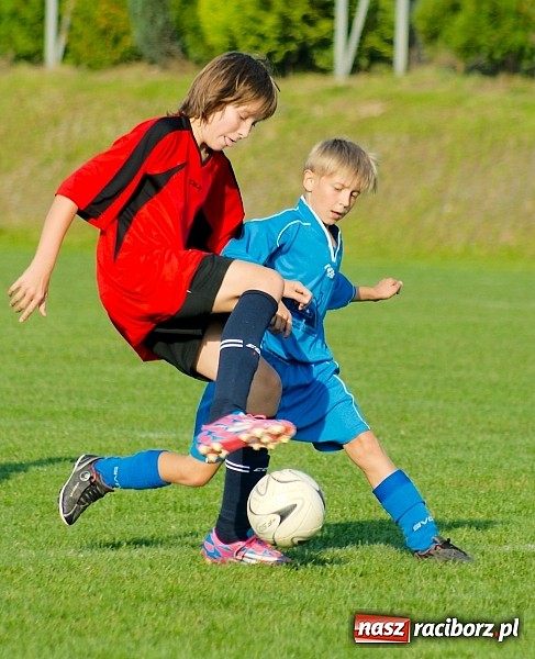 Zdjęcie w galerii na portalu naszraciborz.pl: Młodziki Nędzy lepsze w Markowicach. Kapitan pokazał jak strzelać wiadomości z regionu
