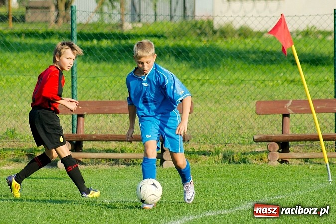 Zdjęcie w galerii na portalu naszraciborz.pl: Młodziki Nędzy lepsze w Markowicach. Kapitan pokazał jak strzelać wiadomości z regionu