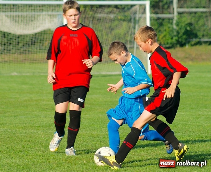 Zdjęcie w galerii na portalu naszraciborz.pl: Młodziki Nędzy lepsze w Markowicach. Kapitan pokazał jak strzelać wiadomości z regionu