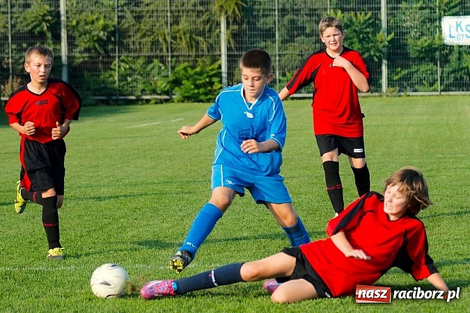 Zdjęcie w galerii na portalu naszraciborz.pl: Młodziki Nędzy lepsze w Markowicach. Kapitan pokazał jak strzelać wiadomości z regionu