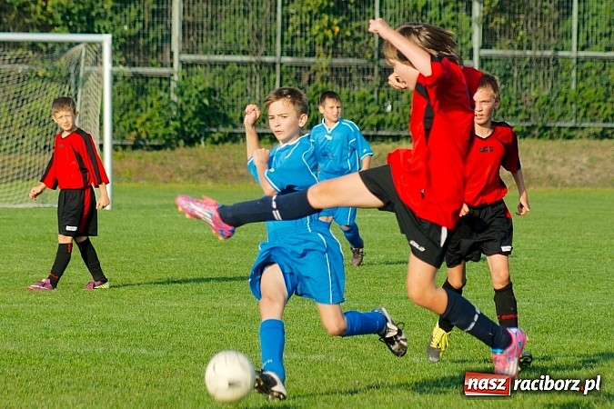 Zdjęcie w galerii na portalu naszraciborz.pl: Młodziki Nędzy lepsze w Markowicach. Kapitan pokazał jak strzelać wiadomości z regionu