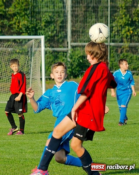 Zdjęcie w galerii na portalu naszraciborz.pl: Młodziki Nędzy lepsze w Markowicach. Kapitan pokazał jak strzelać wiadomości z regionu