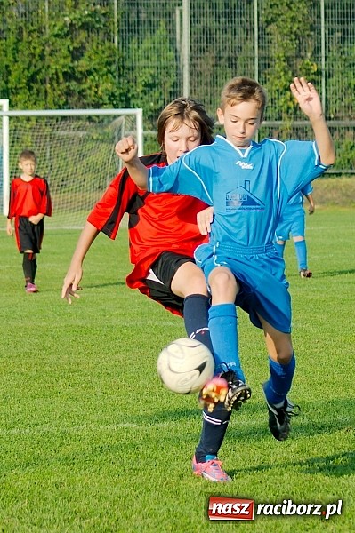 Zdjęcie w galerii na portalu naszraciborz.pl: Młodziki Nędzy lepsze w Markowicach. Kapitan pokazał jak strzelać wiadomości z regionu