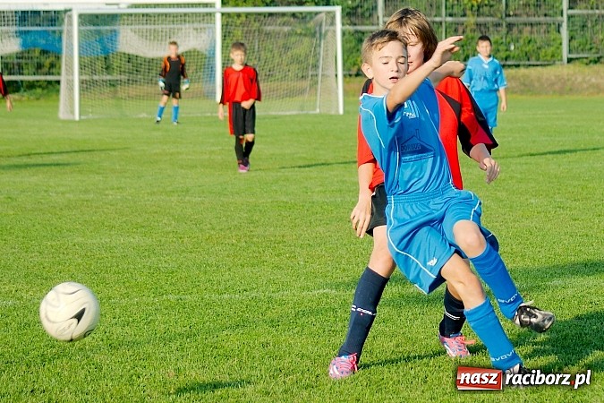 Zdjęcie w galerii na portalu naszraciborz.pl: Młodziki Nędzy lepsze w Markowicach. Kapitan pokazał jak strzelać wiadomości z regionu